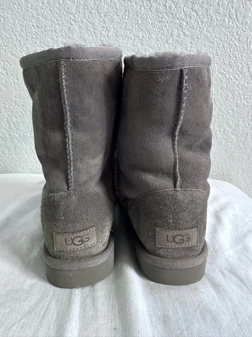 UGG Classic Short‎ Boots Gray Suede Sheepskin Lined Women’s Size 6